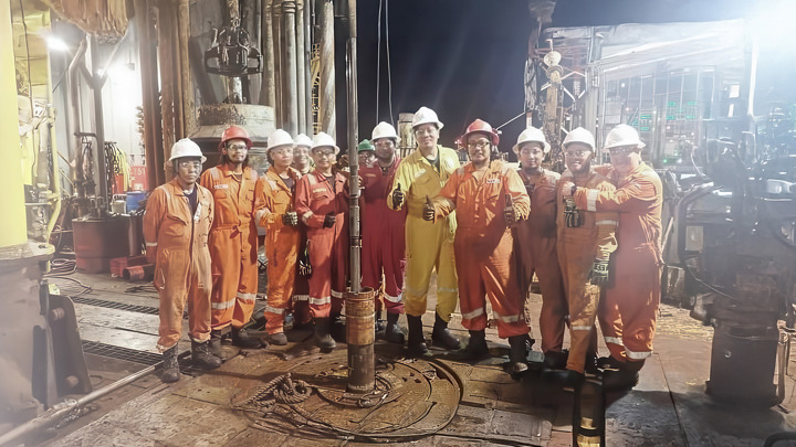 Engineering crew on rig floor after successful heavy-duty fishing operation with Well Stroker® in Malaysia’s Baronia Project.